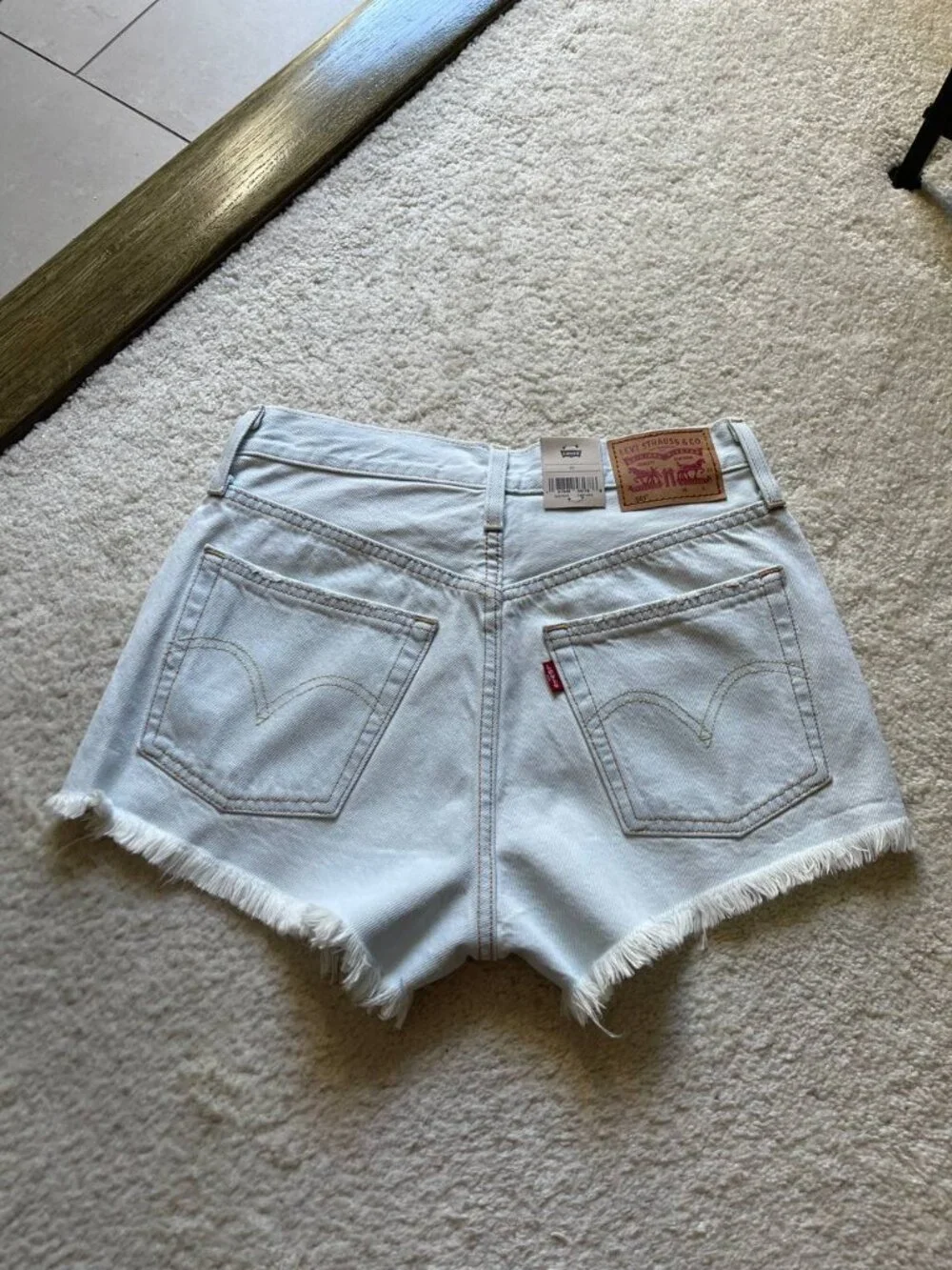 NWT Levi's 501 High Rise Distressed Women’s Denim Shorts Size 26 - Picture 5 of 11